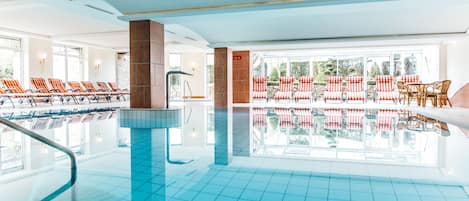 Piscine couverte, chaises longues