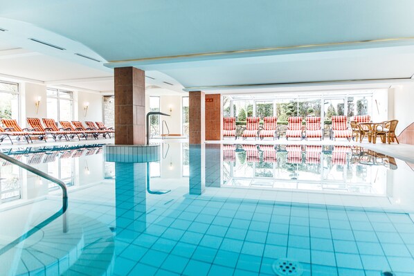 Piscine couverte, chaises longues