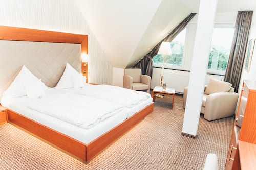 Premium bedding, minibar, in-room safe, desk