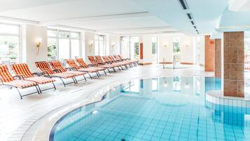 Alberca techada y camastros