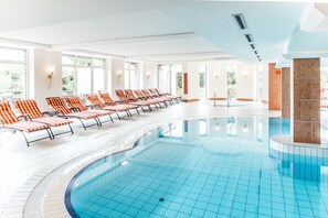 Hồ bơi trong nhà, ghế dài tắm nắng