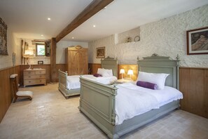 5 bedrooms, iron/ironing board, Internet, bed sheets