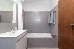 Badewanne, Haartrockner, Handtücher