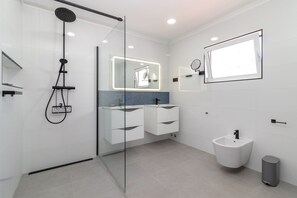 Badewanne, Haartrockner, Handtücher