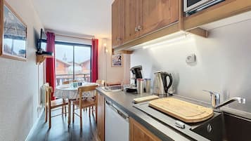 Kylskåp och grytor/köksredskap