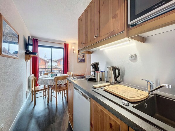 Kylskåp och grytor/köksredskap