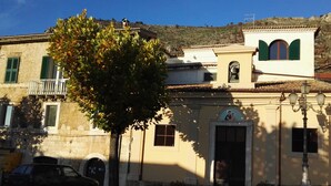 Un edificio con un balcone, una porta e una finestra.
