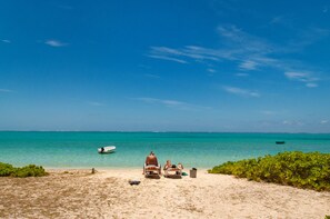 Beach nearby, sun loungers, beach towels - Pointe D'Esny feet in the water ib beautiful beach in Mauritius, quiet, wifi (Pointe d'Esny)