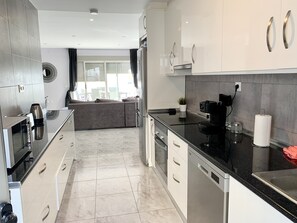 Frigorífic, microones, forn i placa de cuina