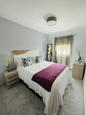 3 slaapkamers, een strijkplank/strijkijzer, reisbedje, gratis wifi