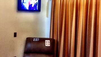 Habitación, 1 cama matrimonial (Besame Mucho) | Escritorio, tabla de planchar con plancha y wifi gratis