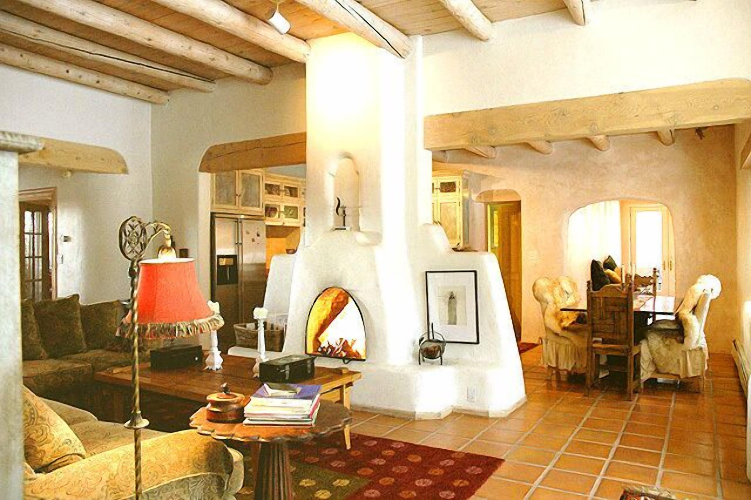 Télévision, cheminée, lecteur de DVD