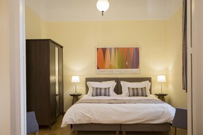 2 chambres, bureau, fer et planche à repasser, lit de bébé portatif