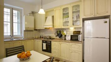 Fridge, oven, stovetop, coffee/tea maker