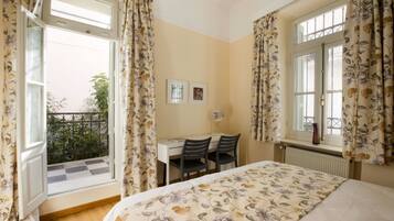 2 bedrooms, desk, iron/ironing board, travel crib