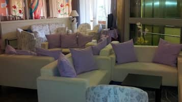 Coin salon dans le hall
