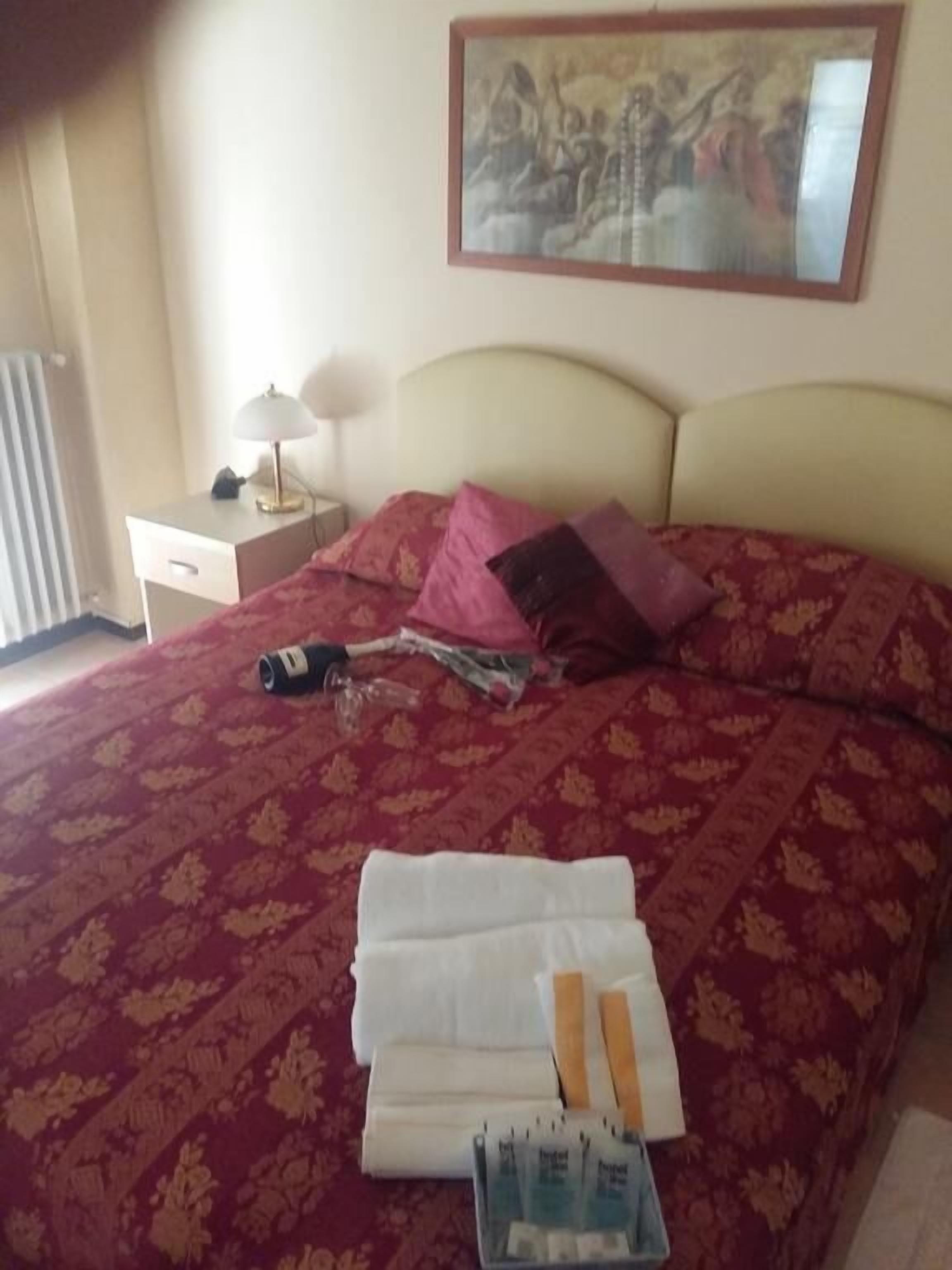 single room | in-room safe, individually decorated, individually furnished, desk