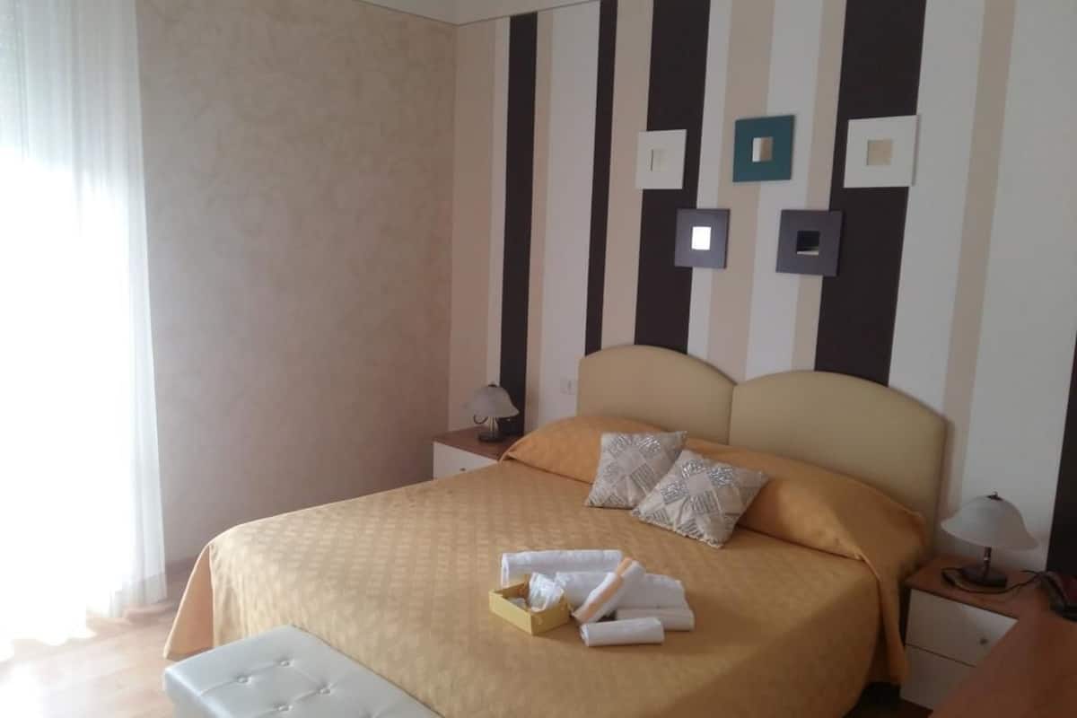 double room | in-room safe, individually decorated, individually furnished, desk