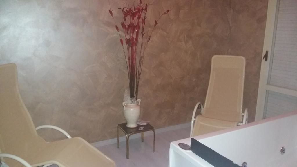 sauna, hot tub, body treatments, body scrubs, massages