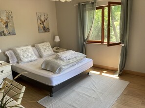 6 chambres, fer et planche à repasser, lit de bébé portatif