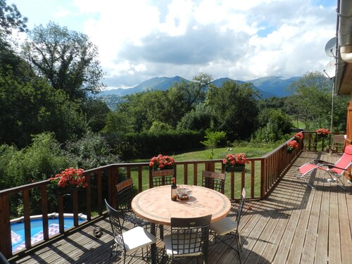  Delightful & relaxing 6 bedroom house, in the mountains with skiing near by