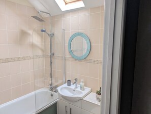 Haartrockner, Handtücher, Toilettenpapier