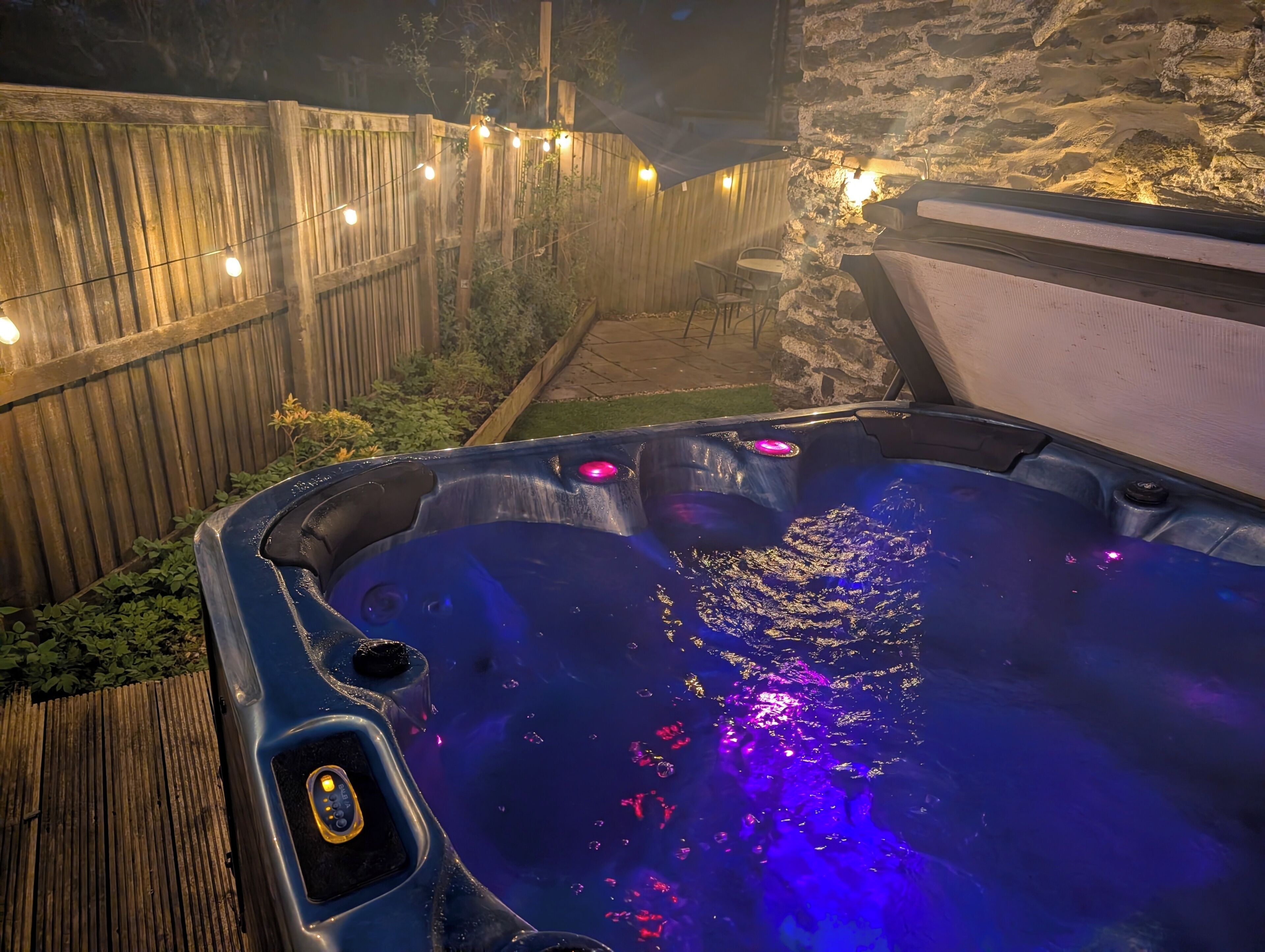 Outdoor spa tub