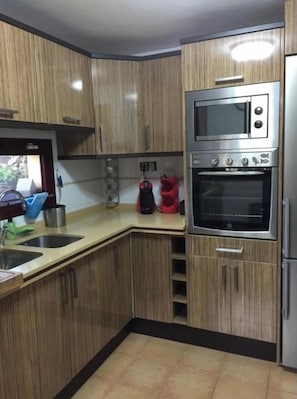 Jääkaappi, mikroaaltouuni, uuni, liesi