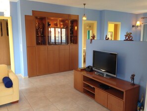 Smart-TV, Kamin, DVD-Player, Tischtennisplatte