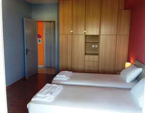 4 Schlafzimmer, Schreibtisch, schallisolierte Zimmer