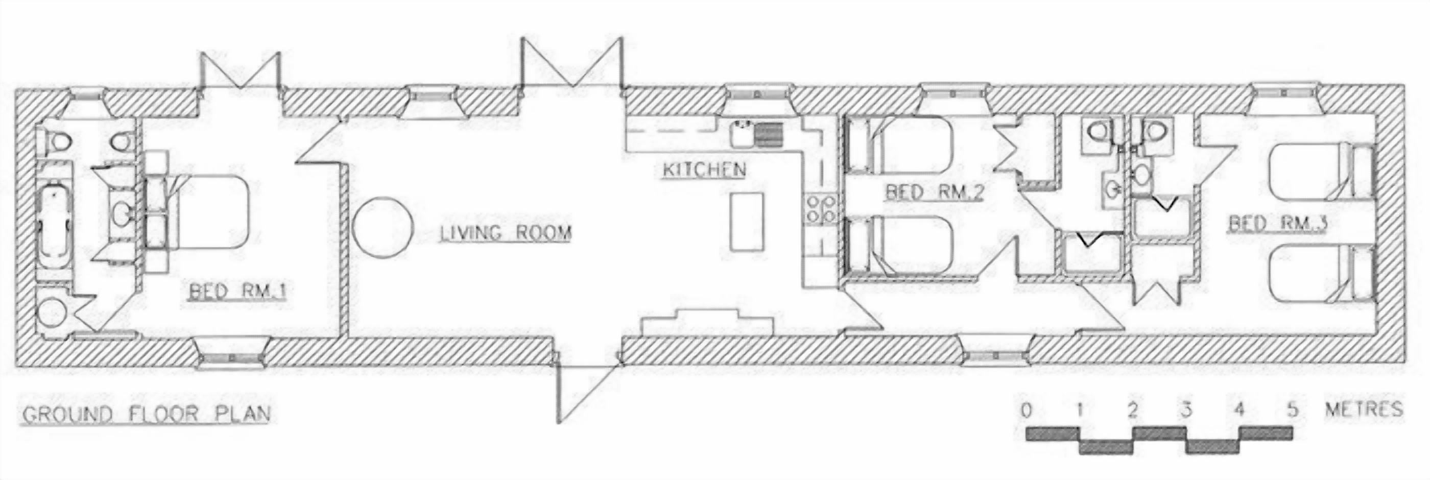 Un plan du rez-de-chaussée d’un hôtel comprenant trois chambres, un salon et une cuisine.