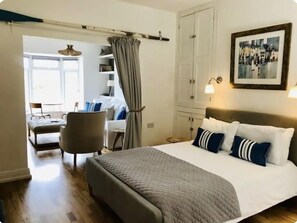 1 bedroom, Egyptian cotton sheets, memory foam beds, iron/ironing board - 'View to The Blue' uninterrupted panoramic views, fantastic location! (Kingswear)