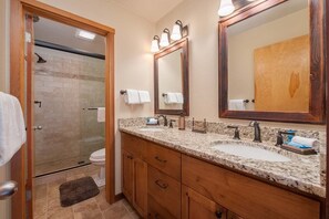 Shower, hair dryer, towels - JHRL - Lupine 1923 - Great Location in the Aspens, Walk to Market and Bus Stop (Wilson)