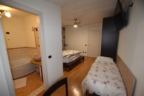 2 slaapkamers, een strijkplank/strijkijzer, gratis wifi, beddengoed