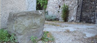 Maison sur deux étages, grande maison entourée de verdure.