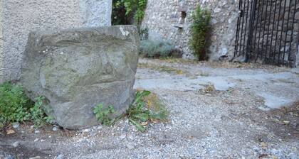 Haus auf zwei Etagen, Großes Haus, umgeben von Grün.