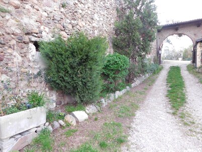 Casa en dos plantas, gran casa rodeada de vegetación.