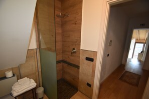 Tina con regadera, tina de hidromasaje, secadora de cabello, bidet