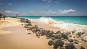 Chaises longues, serviettes de plage