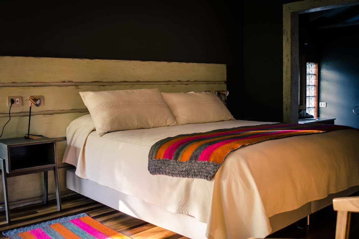 Suite, 1 King-Bett, Whirlpool, Gartenblick | Hochwertige Bettwaren, Minibar, Zimmersafe, Schreibtisch