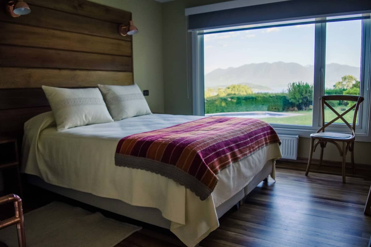 Standard-Doppelzimmer, 1 Queen-Bett, Seeblick | Hochwertige Bettwaren, Minibar, Zimmersafe, Schreibtisch