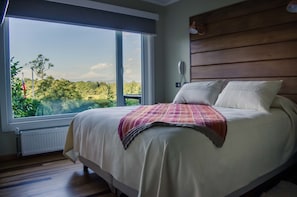 Standard-Doppelzimmer, 1 Queen-Bett, Bergblick | Hochwertige Bettwaren, Minibar, Zimmersafe, Schreibtisch