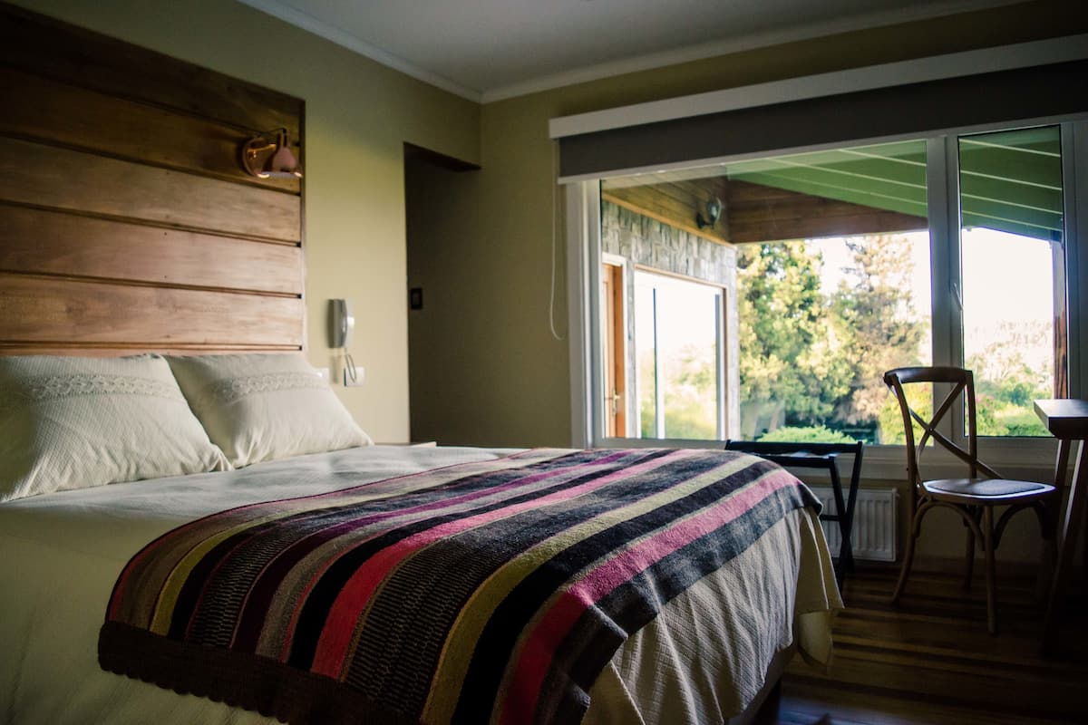 Familien-Doppelzimmer, 1 Queen-Bett, Terrasse, Bergblick | Hochwertige Bettwaren, Minibar, Zimmersafe, Schreibtisch