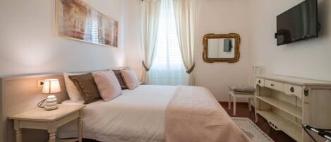 2 habitaciones, escritorio, tabla de planchar con plancha y wifi