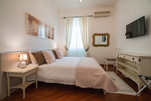 2 bedrooms, desk, iron/ironing board, WiFi