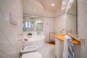 Combined shower/bathtub, hair dryer, bidet, towels