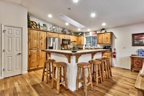 Fridge, microwave, oven, stovetop - Tahoe Themed 3 Bedroom (plus bonus)  well maintained! (South Lake Tahoe)