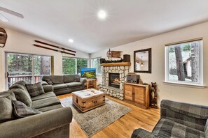 TV, fireplace, DVD player - Tahoe Themed 3 Bedroom (plus bonus)  well maintained! (South Lake Tahoe)