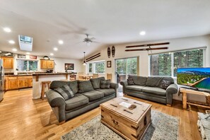 TV, fireplace, DVD player - Tahoe Themed 3 Bedroom (plus bonus)  well maintained! (South Lake Tahoe)