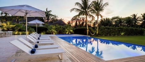 Una piscina al aire libre